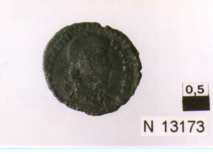 R/ busto di Costanzo II a destra; V/ imperatore in abiti militari a sinistra colpisce cavaliere caduto (moneta, follis) (sec. IV d.C)
