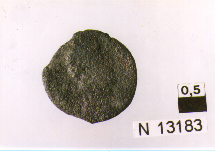 R/ busto di imperatore non identificabile a destra; V/ illeggibile (moneta, follis) (sec. IV d.C)