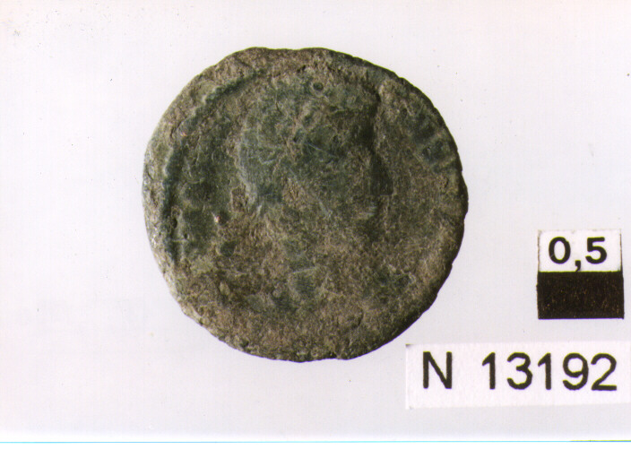 R/ busto di imperatore (Costanzo II) a destra; V/ imperatore a sinistra in abiti militari colpisce cavaliere caduto (moneta, follis) (sec. IV d.C)