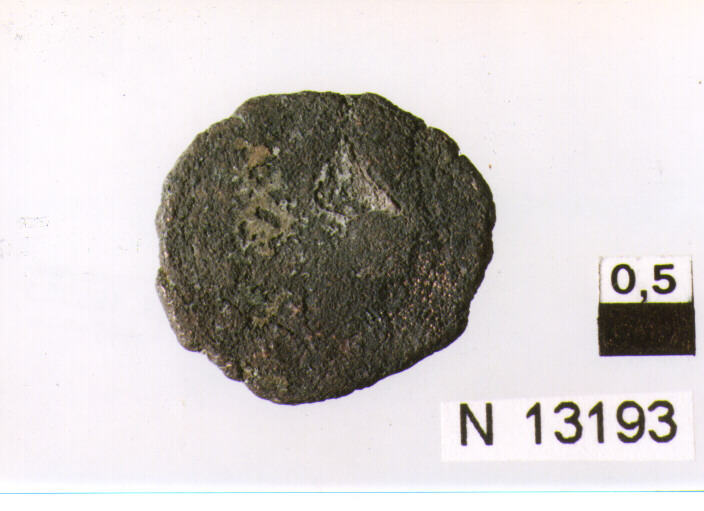 R/ busto di imperatore non identificabile a destra; V/ imperatore a sinistra in abiti militari colpisce cavaliere caduto (moneta, follis) (sec. IV d.C)