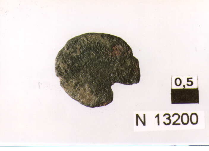R/ illeggibile; V/ busto di imperatore a destra (moneta, follis) (sec. IV d.C)