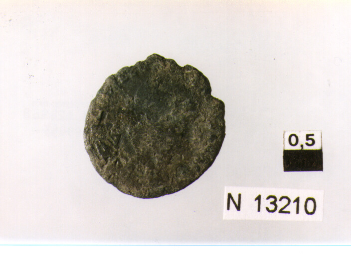 R/ busto di imperatore non identificabile a destra; V/ imperatore in abiti militari a sinistra, colpisce cavaliere caduto (moneta, follis) (sec. IV d.C)