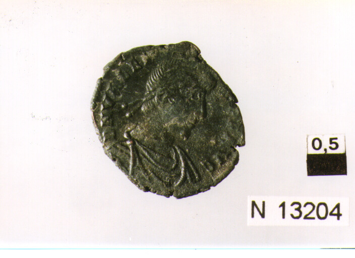 R/ busto drappeggiato, corazzato e diademato di Valente a destra; V/ Vittoria che avanza verso sinistra con corona (moneta, follis) (sec. IV d.C)