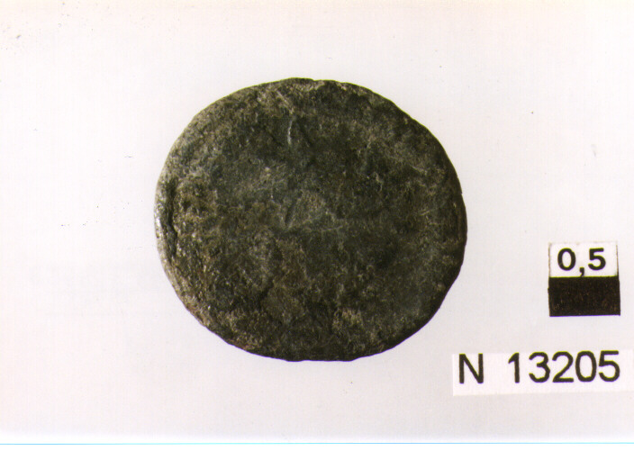 R/ busto di imperatore (Costantino?) a destra; V/ corona d'alloro contenente iscrizione (moneta, follis) (sec. IV d.C)