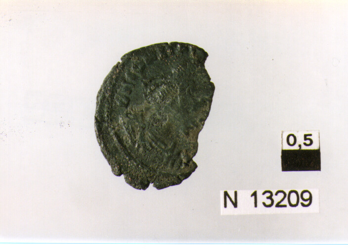 R/ busto drappeggiato, corazzato e diademato di Costantino a destra; V/ imperatore a sinistra colpisce cavaliere caduto (moneta, follis) (sec. IV d.C)
