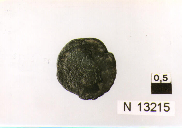 R/ testa di imperatore non identificabile a destra; V/ illeggibile (moneta, follis) (sec. IV d.C)