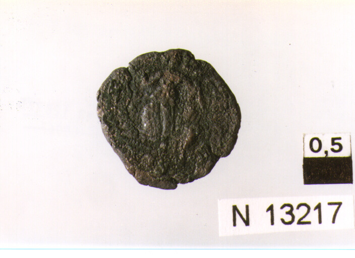 R/ busto di imperatore non identificabile a destra; V/ imperatore in marcia verso sinistra, trascina un nemico (moneta, follis) (sec. IV d.C)
