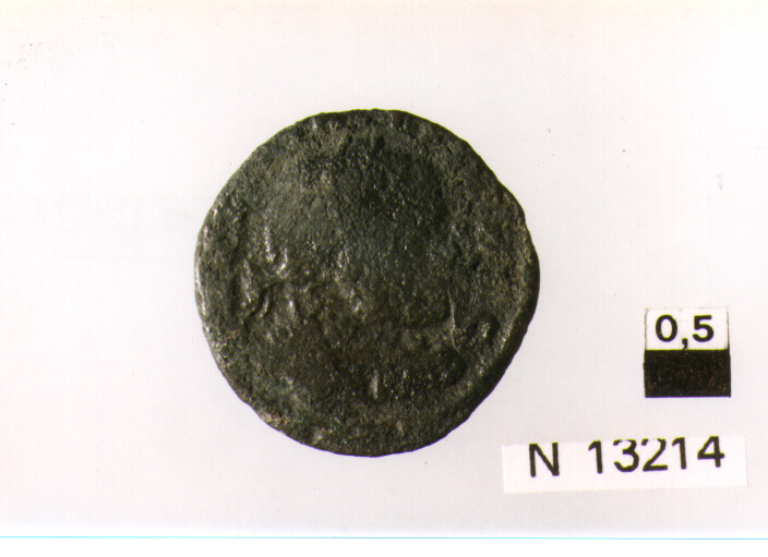 R/ busto di imperatore non identificabile a destra; V/ illeggibile (moneta, follis) (sec. IV d.C)