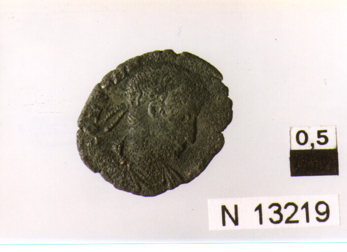 R/ busto di imperatore (Costante ?) a destra; V/ due Vittorie affrontate,ciascuna con corona (moneta, follis) (sec. IV d.C)