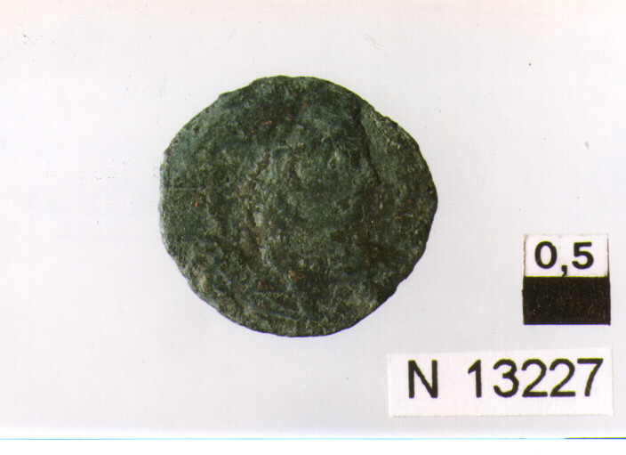 R/ busto drappeggiato di imperatore non identificabile a destra; V/ imperatore a destra trascina nemico (?) (moneta, follis) (sec. IV d.C)