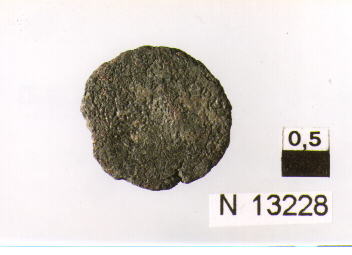 R/ busto di imperatore non identificabile a destra; V/ illeggibile (moneta, follis) (sec. IV d.C)