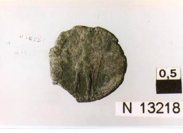 R/ busto di imperatore non identificabile a destra; V/ imperatore in abiti militari stante a sinistra con lancia (moneta, follis) (sec. IV d.C)