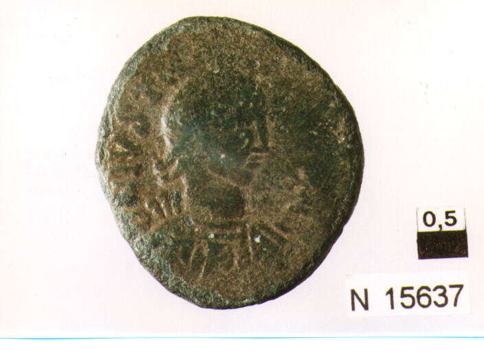 R/ busto di imperatore a destra con croce sul petto; V/ nel campo lettera, a destra croce, in basso lettera (moneta, follis) (sec. VI d.C)