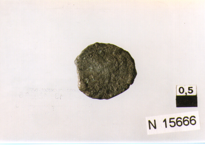 R/ busto di imperatore diademato non identificabile a destra; V/ illeggibile (moneta, follis) (sec. IV d.C)