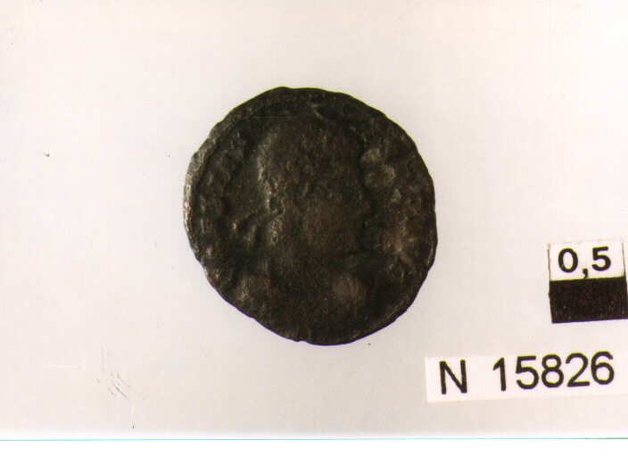 R/ busto di imperatore diademato a destra; V/ due Vittorie stanti l'una verso l'altra, tenendo ciascuna una corona (moneta, follis) (sec. IV d.C)