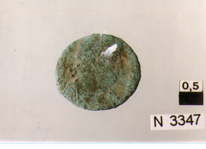 R/ busto drappeggiato e corazzato di imperatore diademato a destra; V/ imperatore in abiti militari avanza verso destra trascinando un nemico (moneta, follis) (sec. IV d.C)