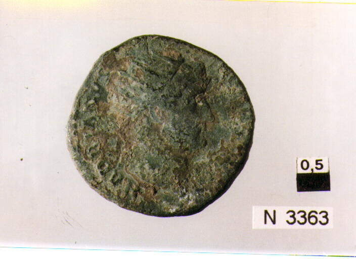 R/ testa radiata di Adriano a destra; V/ figura femminile drappeggiata nonid. stante a sinistra (moneta, dupondio) (sec. II d.C)