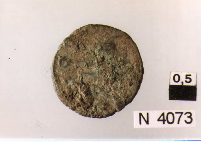 R/ testa radiata, poco leggibile, a destra; V/ altare (moneta, antoniniano) (sec. III d.C)
