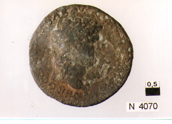 R/ testa laureata di Nerone a destra; V/ Roma elmata in abiti militari, seduta su corazza a sinistra tiene piccola vittoria e lancia (moneta, sesterzio) (sec. I d.C)