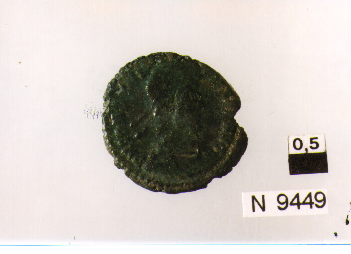 R/ busto drappeggiato e corazzato di Costanzo II a destra; V/ imperatore in abiti militari a sinistra colpisce cavaliere caduto (moneta, follis) (sec. IV d.C)