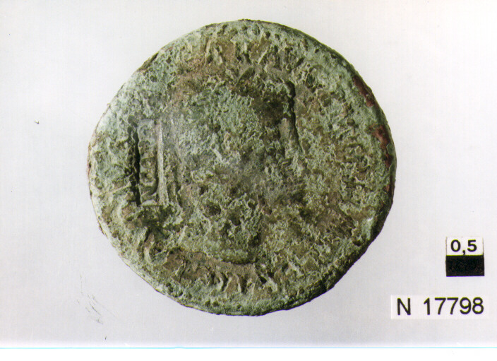 R/ testa di Claudio laureato a destra; V/ arco trionfale sormontato da statua equestre a destra con lancia, ai lati due trofei (moneta, sesterzio) (sec. I d.C)