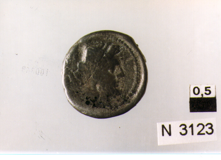 R/ testa laureata di Giove a destra; V/ Vittoria stante a destra incoronatrofeo, in mezzo monogramma (vittoriato) (sec. II a.C)