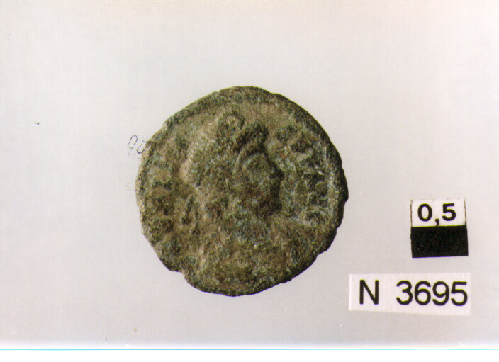 R/ busto di imperatore Valente diademato a destra; V/ vittoria che avanzaa sinistra con corona (moneta, follis) (sec. IV d.C)