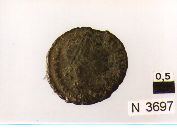 R/ busto drappeggiato, corazzato e diademato di imperatore a destra; V/ imperatore avanza verso destra con latesta volta a sinistra trascina con lamano sinistra il labaro (moneta, follis) (sec. IV d.C)