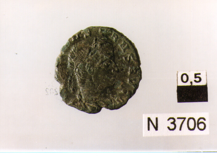 R/ busto drappeggiato, corazzato e diademato di Costante a destra; V/ Securitas stante di fronte, con la testa volta a destra, appoggiata ad una colonnina e con scettro (moneta, follis) (sec. IV d.C)