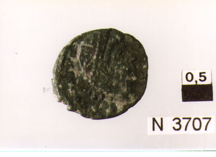 R/ busto diadeato di Costantino a destra; V/ due soldati stanti tra uno stendardo, rivolti l'uno verso l'altro (moneta, follis) (sec. IV d.C)