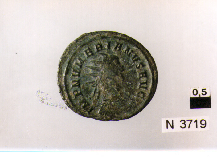 R/ busto corazzato e radiato di imperatore a destra; V/ imperatore stantea sinistra con globo e scettro, ai lati due prigionieri (moneta, antoniniano) (sec. III d.C)