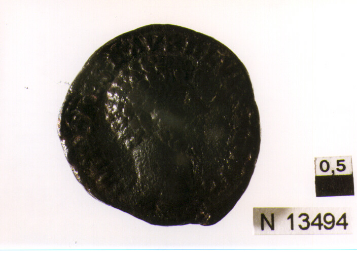 R/ testa nuda di Lucio Vero a destra; V/ imperatore in abiti militari a cavallo verso destra, con asta (moneta, asse) (sec. II d.C)