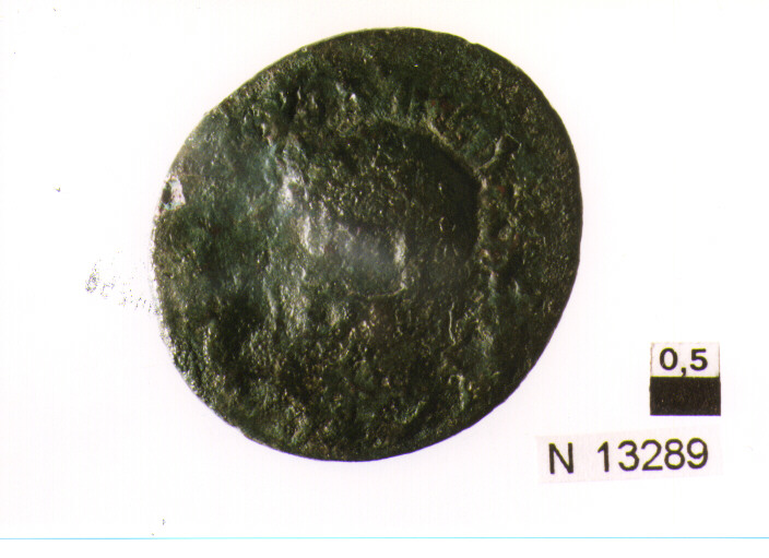 R/ testa di Augusto(?) a sinistra; V/ altare (moneta, asse) (sec. I d.C)