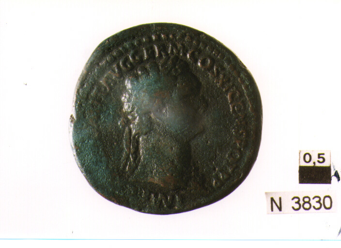 R/ testa laureata di Domiziano a destra; V/ altare (moneta, asse) (sec. I d.C)
