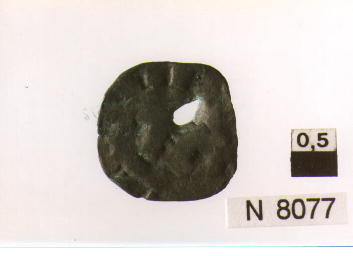 R/ monogramma di Enrico nel campo; V/ quattro lettere nel campo disposte in cerchio, poco leggibili (moneta, denaro) (secc. XI/ XII d.C)