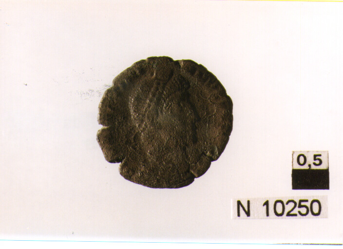 R/ busto diademato di imperatore a destra; V/ imperatore in abiti militari avanza verso destra, con labaro nella mano sinistra e trascina un nemicocon la destra (moneta, follis) (sec. IV d.C)