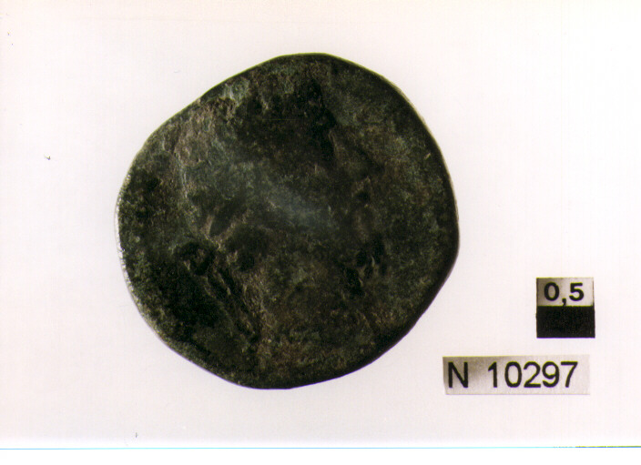 R/ testa laureata di M.Aurelio a destra; V/ vittoria seduta a destra su scudo iscive su scudo (moneta, sesterzio) (sec. II d.C)