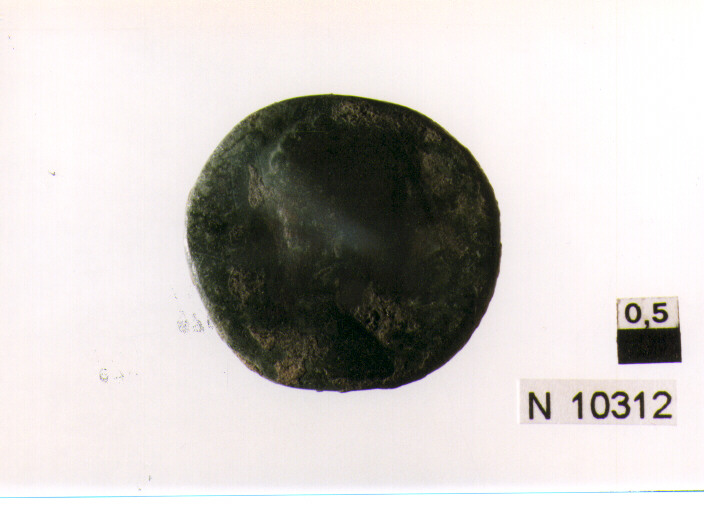 R/ busto di Marco Aurelio(?) a destra; V/ figura non id. stante a destra (moneta, asse) (sec. II d.C)