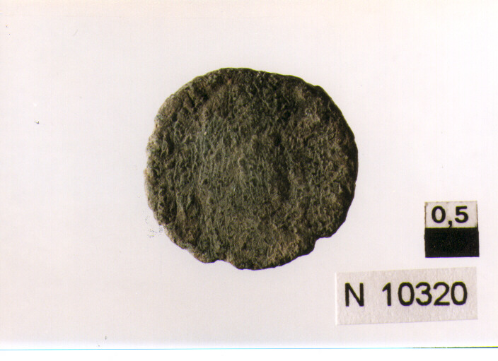 R/ illeggibile; V/ imperatore in abiti militari a sinistra colpisce con lancia cavaliere caduto (moneta, follis) (sec. IV d.C)