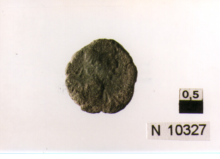 R/ busto drappeggiato corazzato e diademato di imperatore a destra; V/ vittoria avanza a sinistra con corona (moneta, follis) (sec. IV d.C)