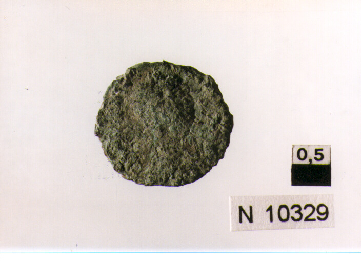 R/ busto di imperatore a destra; V/ imperatore in aviti militari avanza verso destra trascinando un prigioniero (moneta, follis) (sec. IV d.C)