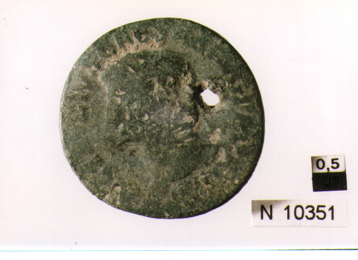 R/ testa di imperatore Claudio(?) a sinistra; V/ illeggibile (moneta, asse) (sec. I d.C)