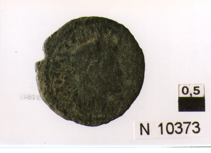 R/ busto di imperatore non id. a destra; V/ Sole(?) stante a sinistra poco leggibile (moneta, follis) (sec. IV d.C)
