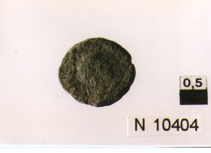 R/ busto drappeggiato e diademato di imperatore Teodosio(?) a destra; V/ corona d'alloro contenente iscrizione (moneta, follis) (sec. IV d.C)