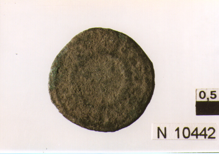 R/ busto di imperatore a destra; V/ corona d'alloro contenente iscrizione (moneta, follis) (sec. IV d.C)