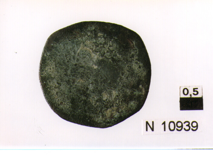R/ illeggibile; V/ ara rettangolare (moneta, tre cavalli) (sec. XVII d.C)