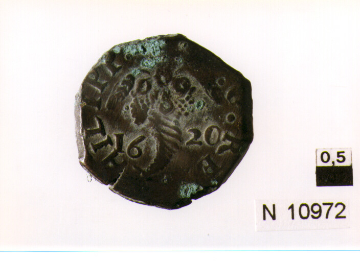 R/ cornucopia ricolma di frutta e spighe; V/ ara rettangolare (moneta, tre cavalli) (sec. XVII d.C)