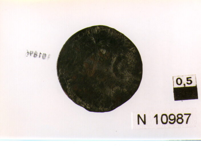 R/ nel campo iniziali sormontate da corona radiata; V/ croce potenziata poco leggibile (moneta, mezzo grano) (sec. XVI d.C)