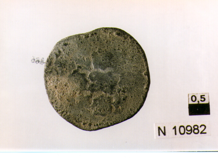 R/ scudetto accantonato da fiamme e rosoni intrecciantisi tra loro; V/ illeggibile (moneta, tre cavalli) (secc. XVI/ XVII d.C)