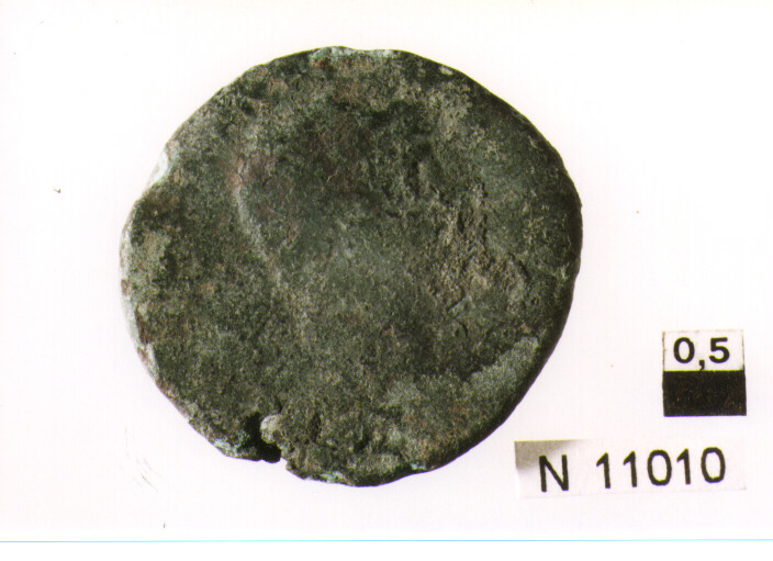 R/ busto di imperatore non identificabile a destra; V/ illeggibile (moneta, asse) (secc. I/ II d.C)